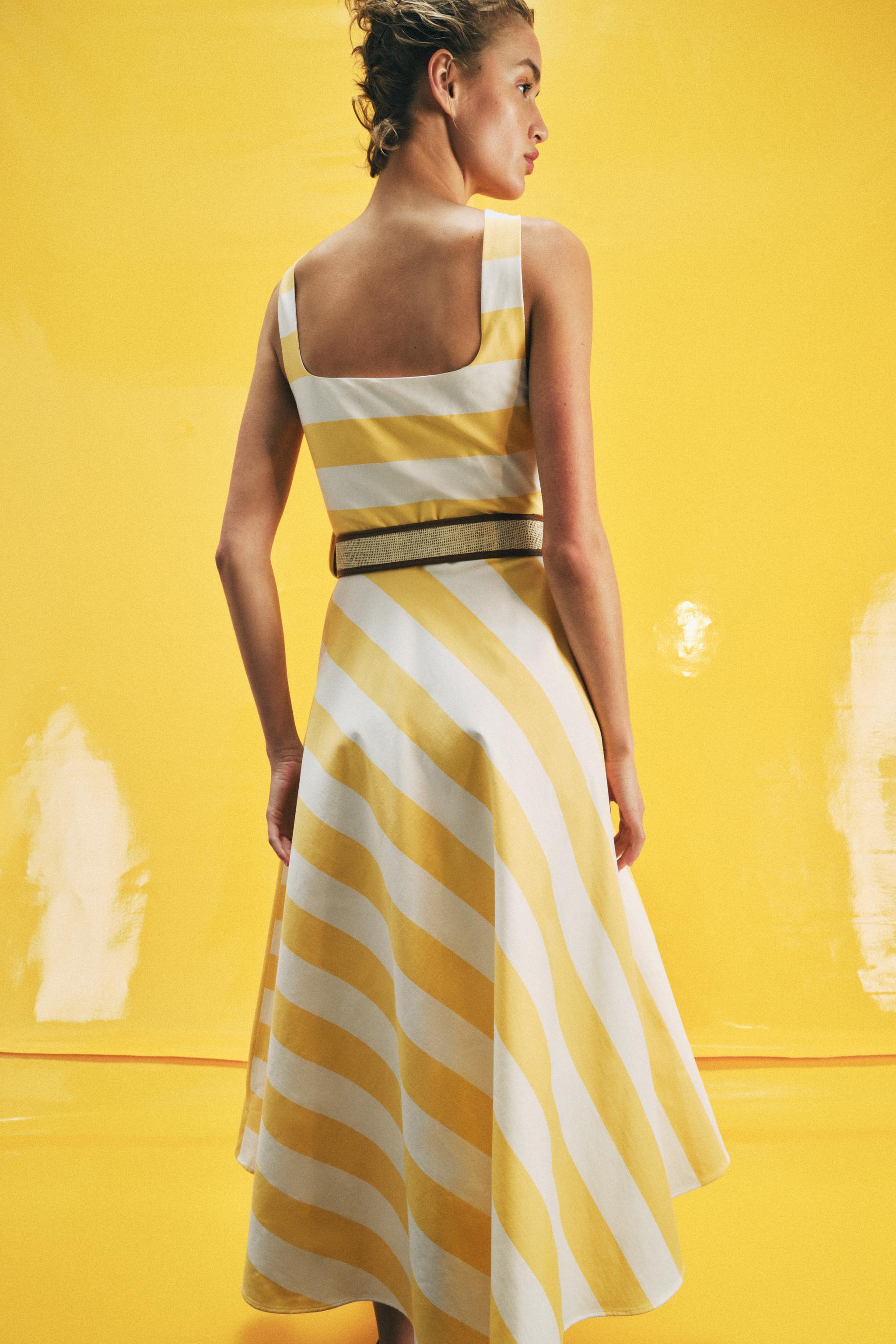 ROBE MI-LONGUE À RAYURES AVEC CEINTURE